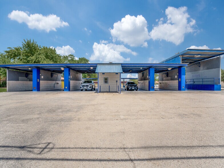 Primary Photo Of 402 N Zarzamora St, San Antonio Carwash For Sale