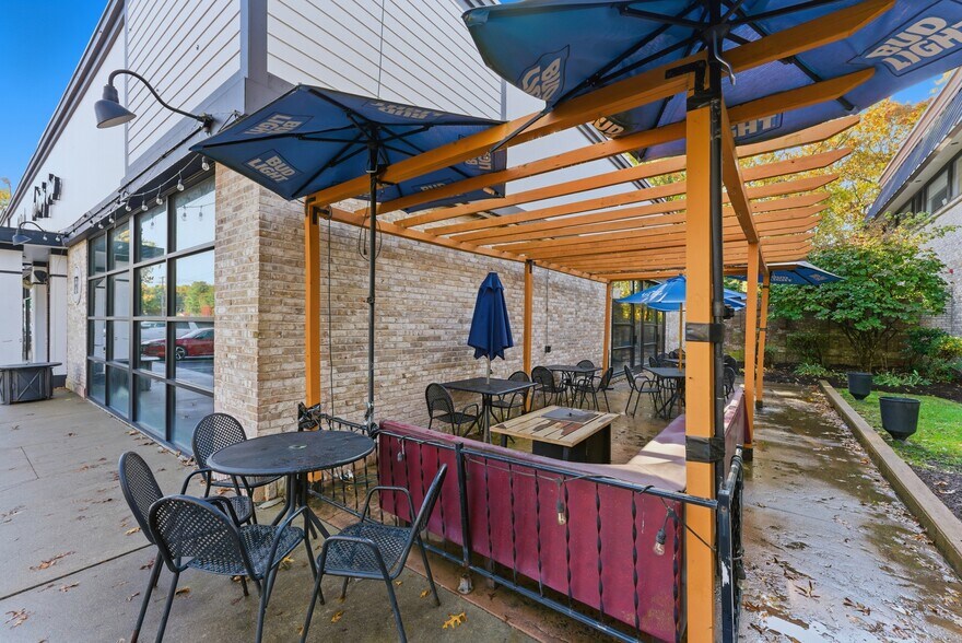 More Photos Of 827 Williams St, Longmeadow Restaurant For Lease