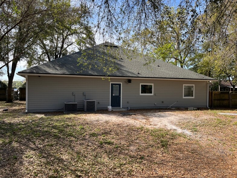 More Photos Of 8141 Ramona Blvd, Jacksonville Medical For Lease