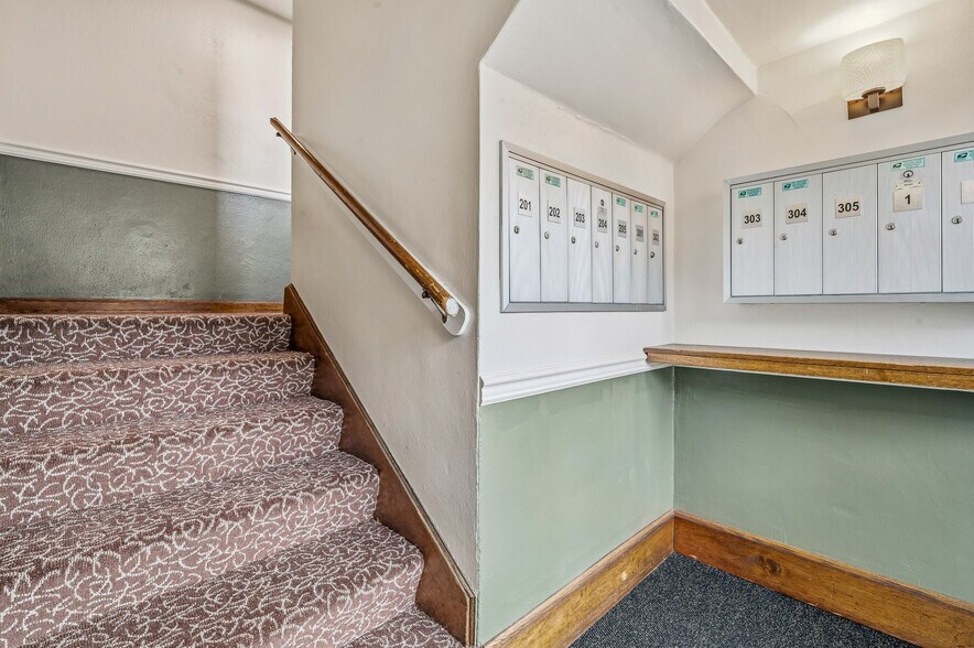 More Photos Of 8008 Greenwood Ave N, Seattle Apartments For Sale