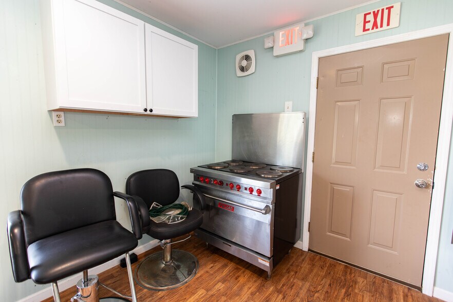 More Photos Of 308 Dale Dr, Montfort General Retail For Sale