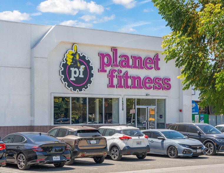 More Photos Of 16930 Parthenia St, Northridge General Retail For Sale