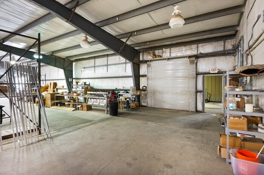 More Photos Of 10462 Hwy 165 S, Forest Hill Warehouse For Sale