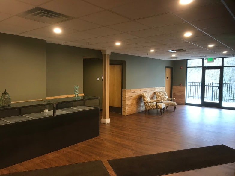 More Photos Of 871 S Arbor Vitae, Edwardsville General Retail For Lease