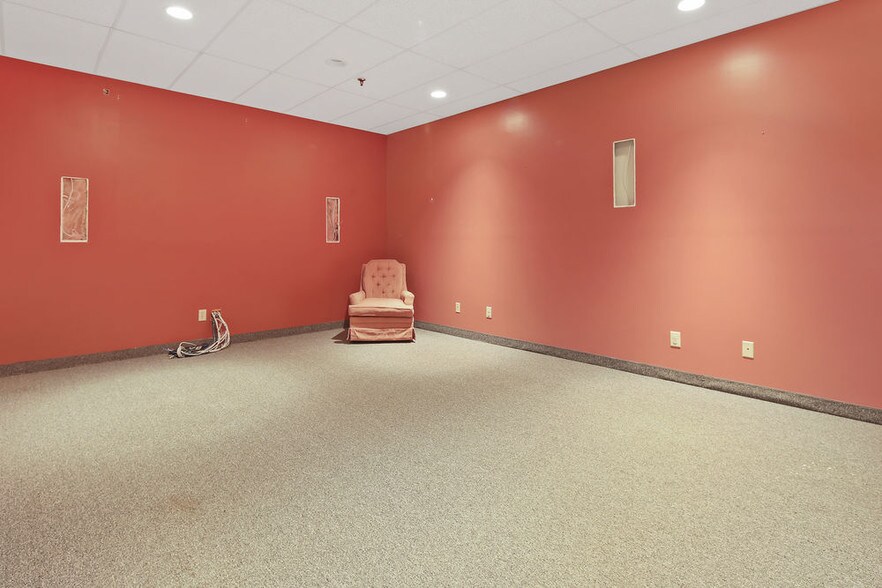 More Photos Of 110-114 S Rum River Dr, Princeton General Retail For Lease