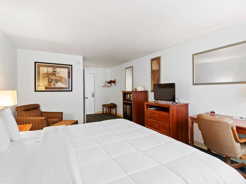 More Photos Of 100 W F St, Casper Hotel For Sale