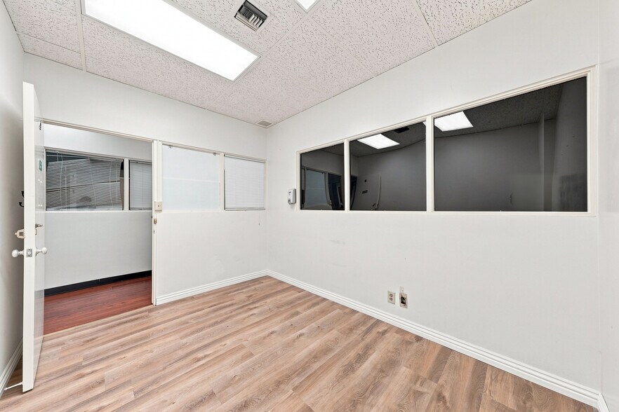 More Photos Of 2333 Beverly Blvd, Los Angeles Office For Lease