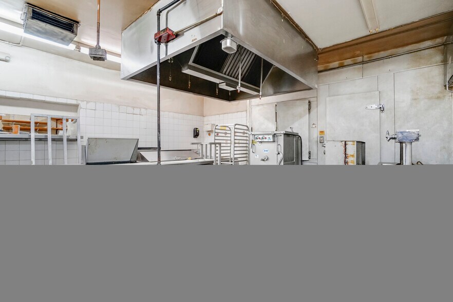 More Photos Of 1825 E Vista Way, Vista Restaurant For Sale