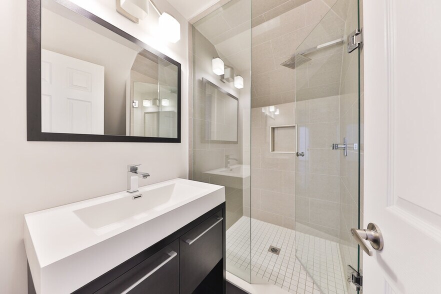 More Photos Of 15 Mississauga Rd S, Mississauga Office For Lease