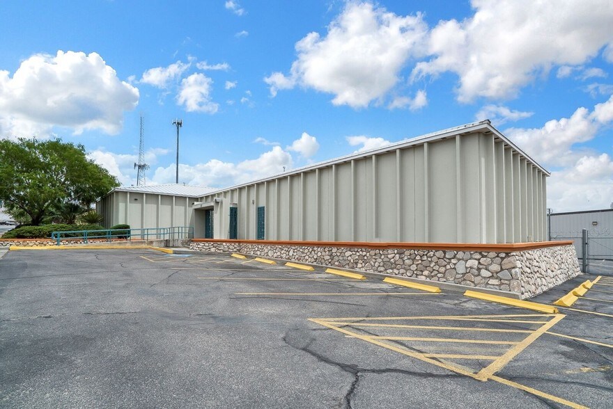 More Photos Of 240 E Sunset Rd, El Paso Office For Lease
