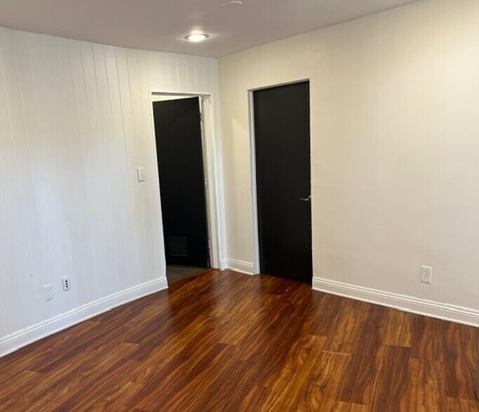 More Photos Of 18437 Saticoy St, Reseda Medical For Lease