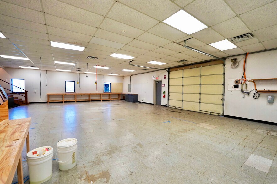 More Photos Of 1821 S 1st St, Rogers Unknown For Lease