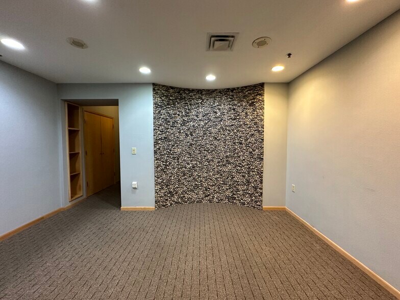More Photos Of 4 S Linn St, Iowa City Office For Lease