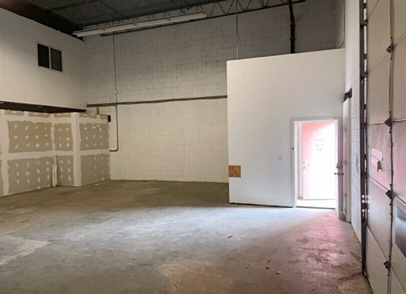 More Photos Of 2 Draper St, Woburn Warehouse For Lease