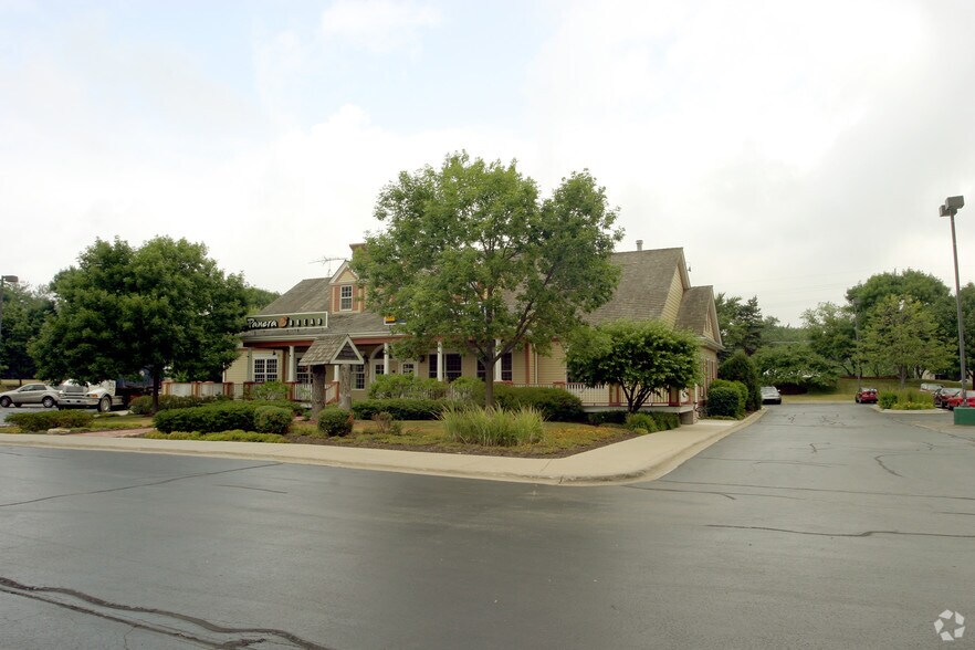 More Photos Of 201-235 Waukegan Rd, Lake Bluff Unknown For Lease
