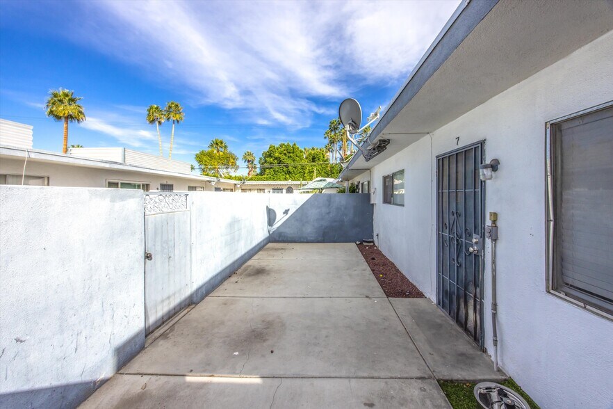 More Photos Of 238 S Saturmino Dr, Palm Springs Apartments For Sale