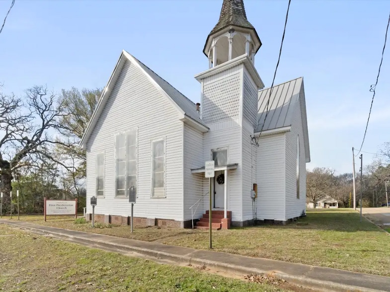 Primary Photo Of 307 Broadnax St, Daingerfield Religious Facility For Sale