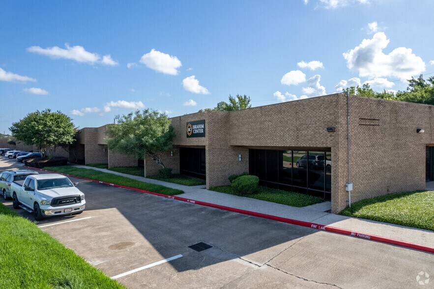 More Photos Of 7505-7563 South Fwy, Houston Unknown For Lease