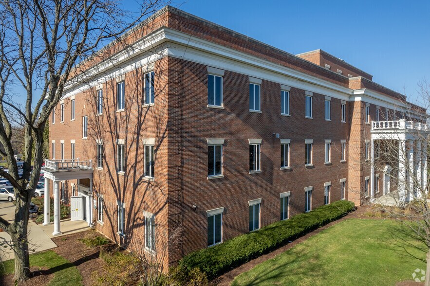 More Photos Of 911 N Elm St, Hinsdale Medical For Lease