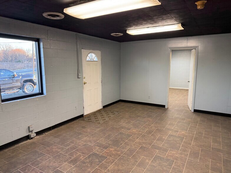 More Photos Of 630 Trindale Rd, Trinity Warehouse For Lease