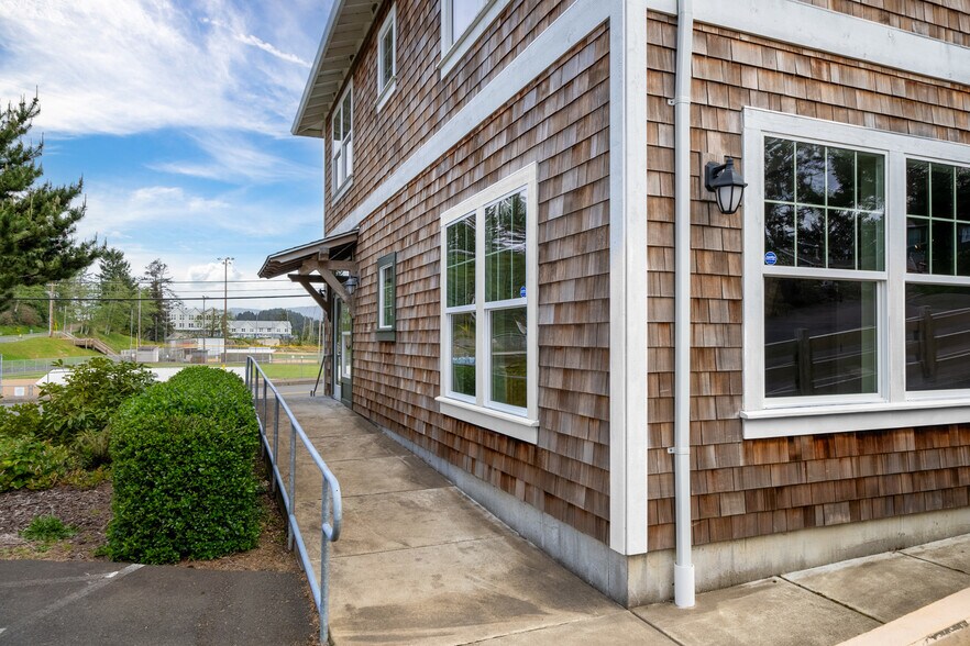 More Photos Of 2210 NE 22nd St, Lincoln City Office For Lease