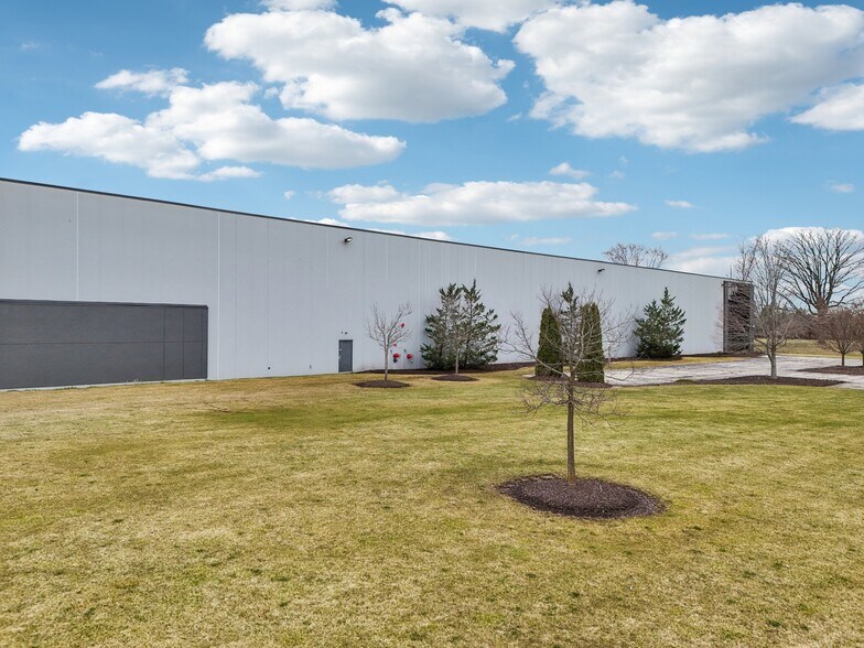 More Photos Of 5201-5401 W Donges Bay Rd, Mequon Warehouse For Lease