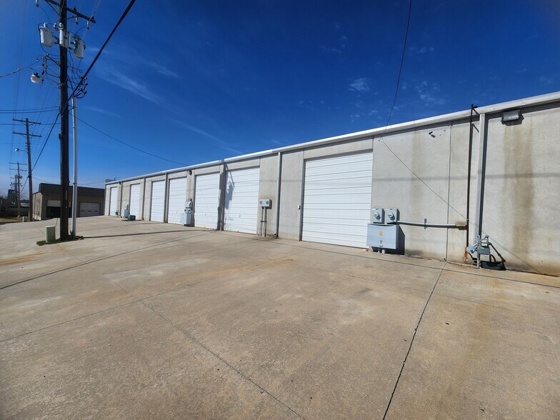 More Photos Of 44 NE 51st St, Oklahoma City Light Distribution For Lease