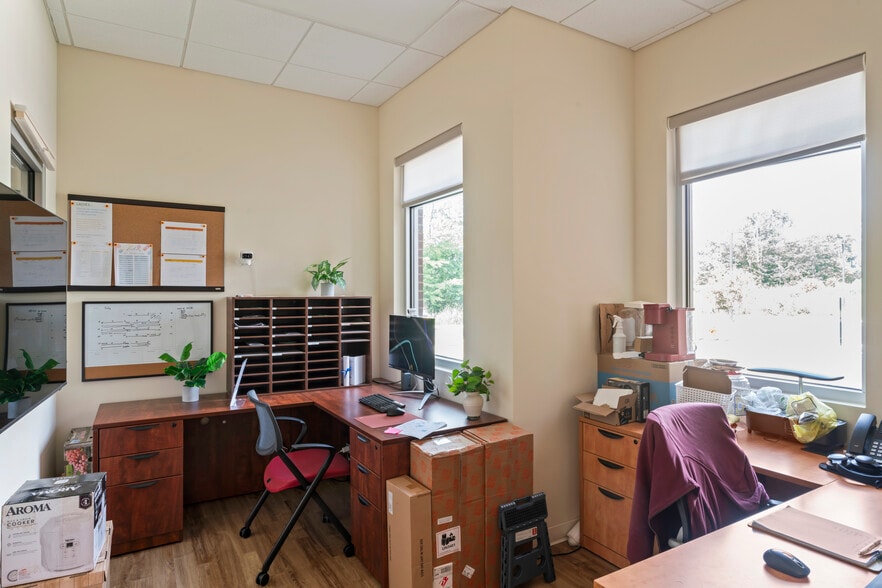 More Photos Of 42525 Tall Cedars Pkwy, Chantilly Schools For Lease