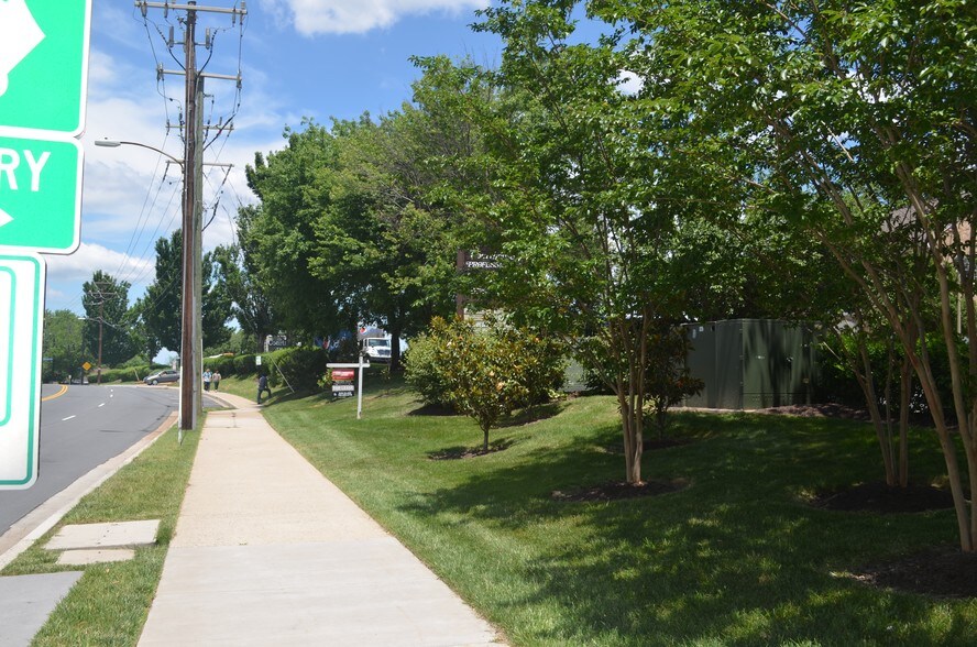 More Photos Of 3921-3951 University Dr, Fairfax Office For Lease