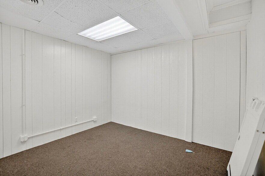 More Photos Of 2201 E 8th St, Odessa Office For Sale