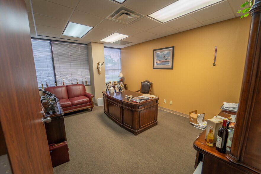 More Photos Of 115 Medical Dr, Victoria Medical For Sale