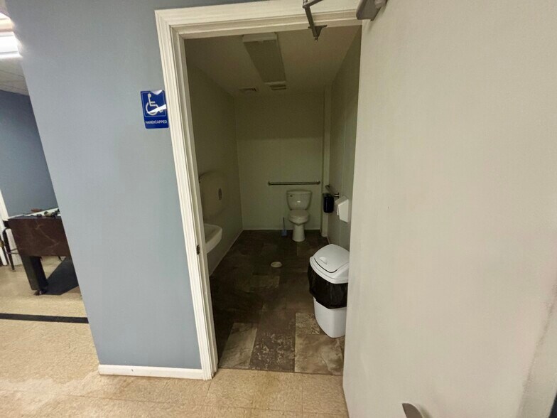 More Photos Of 106 E 4th St, Washington Restaurant For Sale