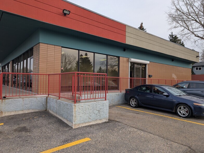 More Photos Of 21-33 Sioux Rd, Sherwood Park Storefront For Lease
