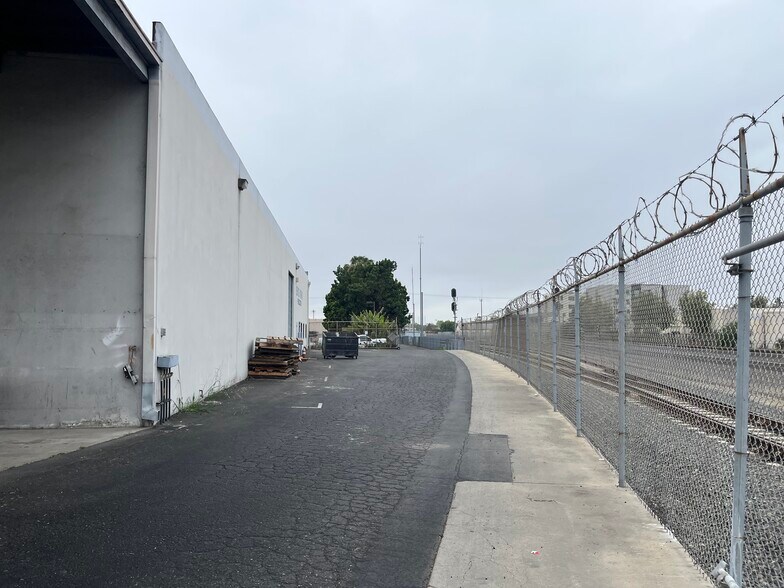 More Photos Of 440 E Walnut Ave, Fullerton Warehouse For Lease