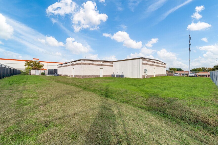 More Photos Of 5615 Rufe Snow Dr, North Richland Hills Freestanding For Sale