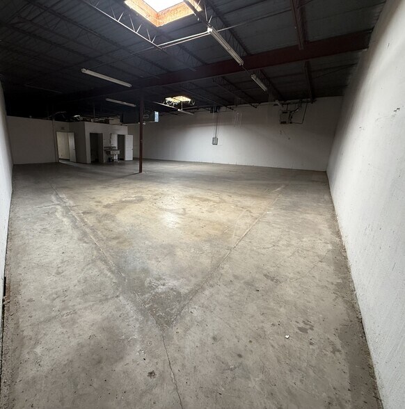 More Photos Of 3001 Quebec St, Dallas Light Distribution For Lease