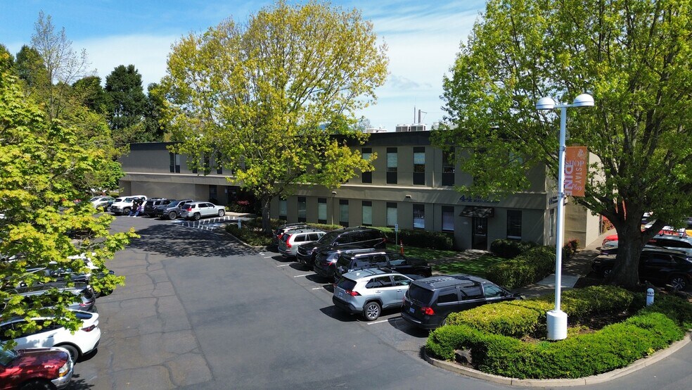 More Photos Of 2350 Oakmont Way, Eugene Office For Lease