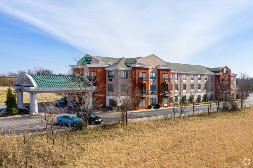 Primary Photo Of 2701 W Shawnee St, Muskogee Hotel For Sale