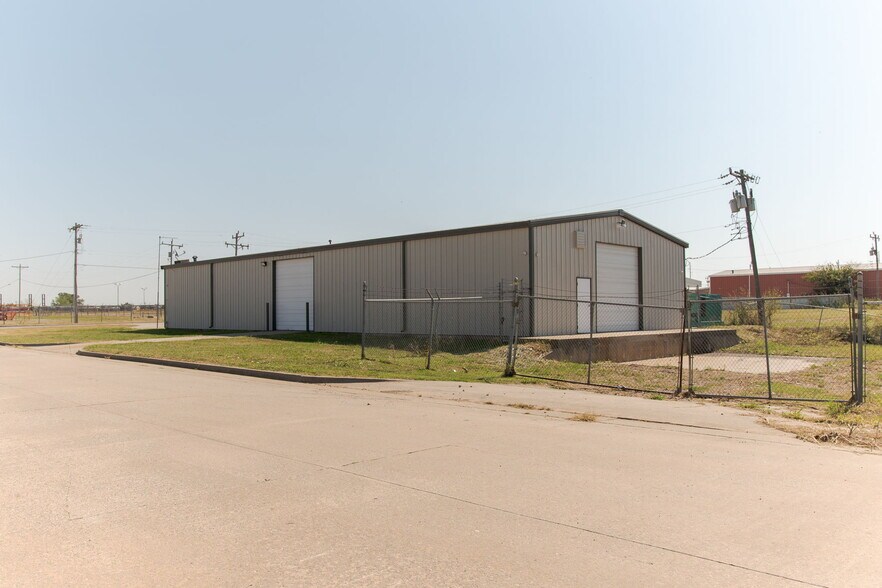 More Photos Of 3600 Valley Park Dr, El Reno Light Distribution For Lease
