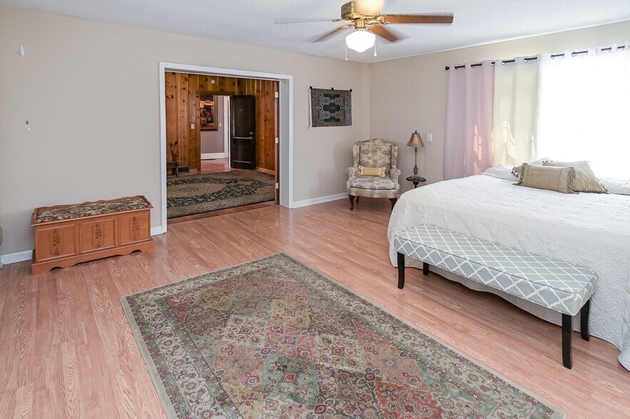 More Photos Of 799 Whitthorne St, Shelbyville Hospitality For Sale