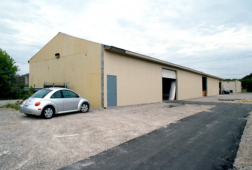 More Photos Of 44375 Grand River Ave, Novi Warehouse For Lease