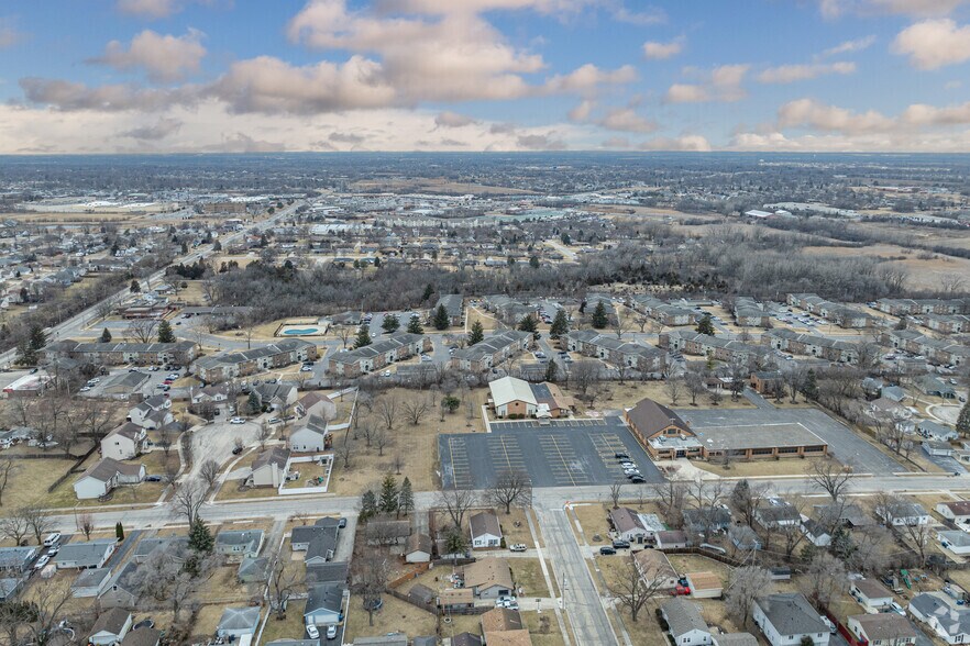 More Photos Of 1615 Arbor Ln, Crest Hill Apartments For Sale