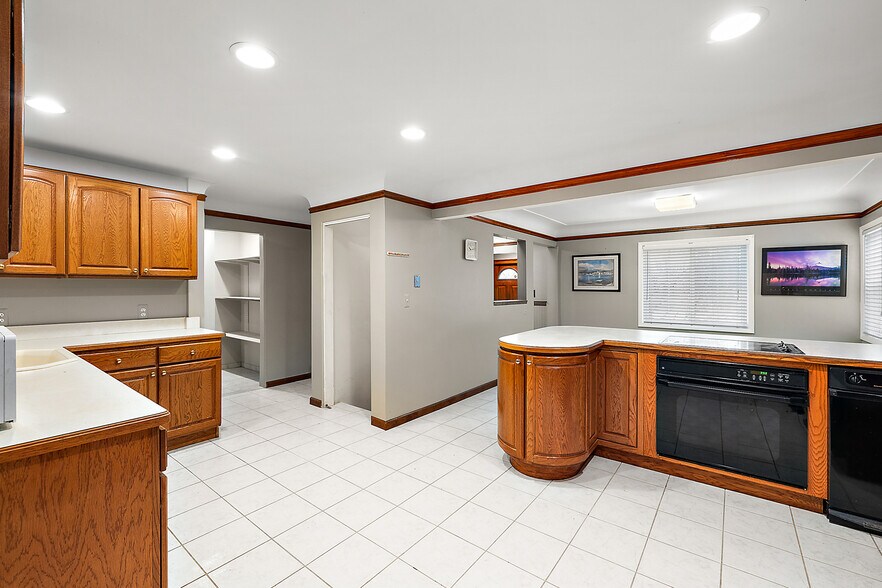 More Photos Of 18200 E 13 Mile Rd, Roseville Office For Sale