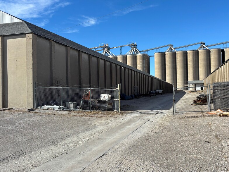 More Photos Of 5755 S Hoover Rd, Wichita Unknown For Lease
