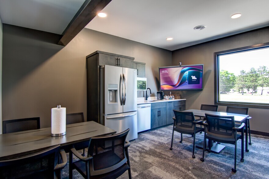 More Photos Of 1407 Winchester Way, Altoona Flex For Sale