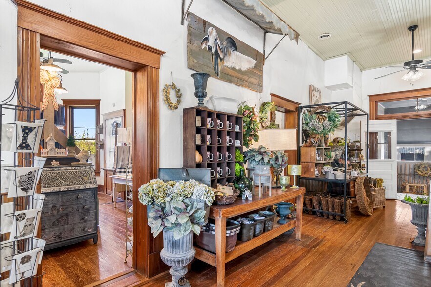 More Photos Of 702 Front St, Comfort Freestanding For Sale