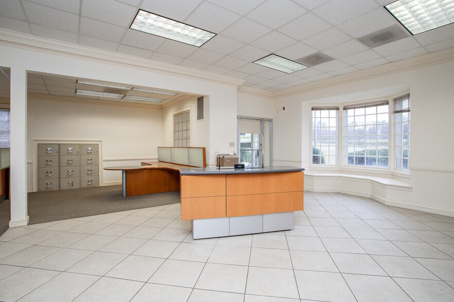 More Photos Of 3651 Greensboro Rd, Ridgeway Bank For Lease