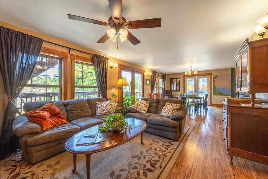 More Photos Of 210 Hartman Ave, Maupin Hotel For Sale