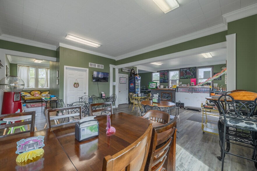 More Photos Of 220 W Lincoln St, Hawk Point General Retail For Sale