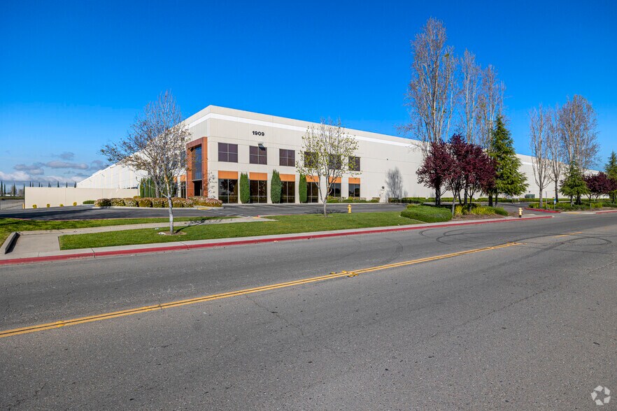 More Photos Of 1909 Zephyr St, Stockton Distribution For Lease